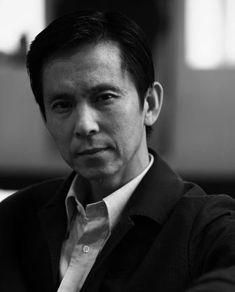 何家英近照